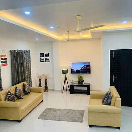 White Orchid, Unique & Stylish, Executive 2Bhk. Appartement Guwahati Buitenkant foto