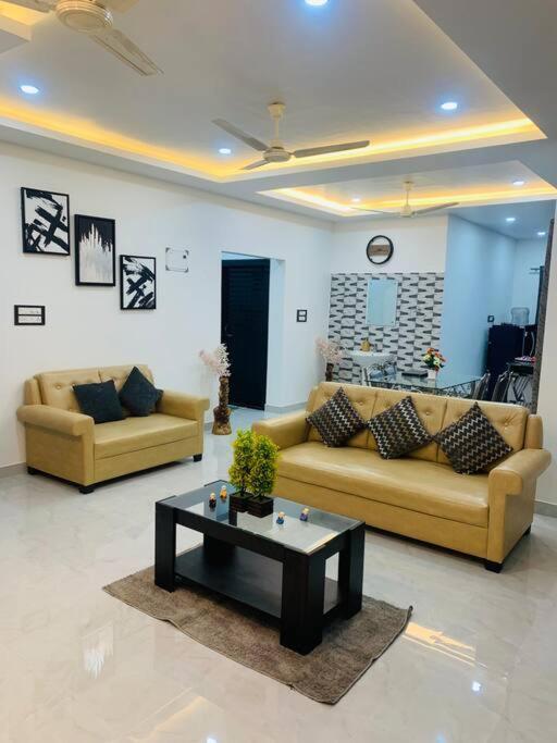 White Orchid, Unique & Stylish, Executive 2Bhk. Appartement Guwahati Buitenkant foto