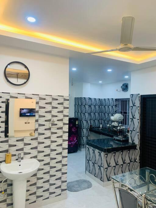 White Orchid, Unique & Stylish, Executive 2Bhk. Appartement Guwahati Buitenkant foto